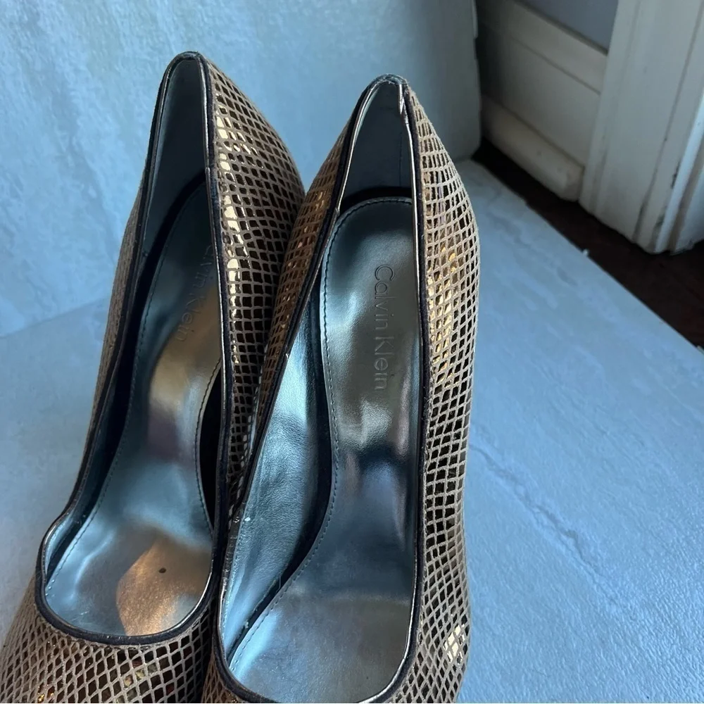 ** Calvin Klein Pari Bronze/Gold Reptile Pumps Peep Toe 5.5